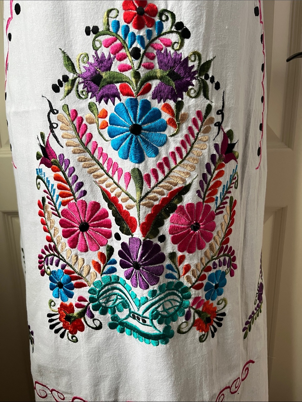 White embroidered dress. - Picture 5 of 6